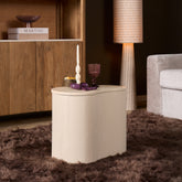 Salontafel Lovi Zand 50cm van Starfurn gestyled met een kaars en een klein boek