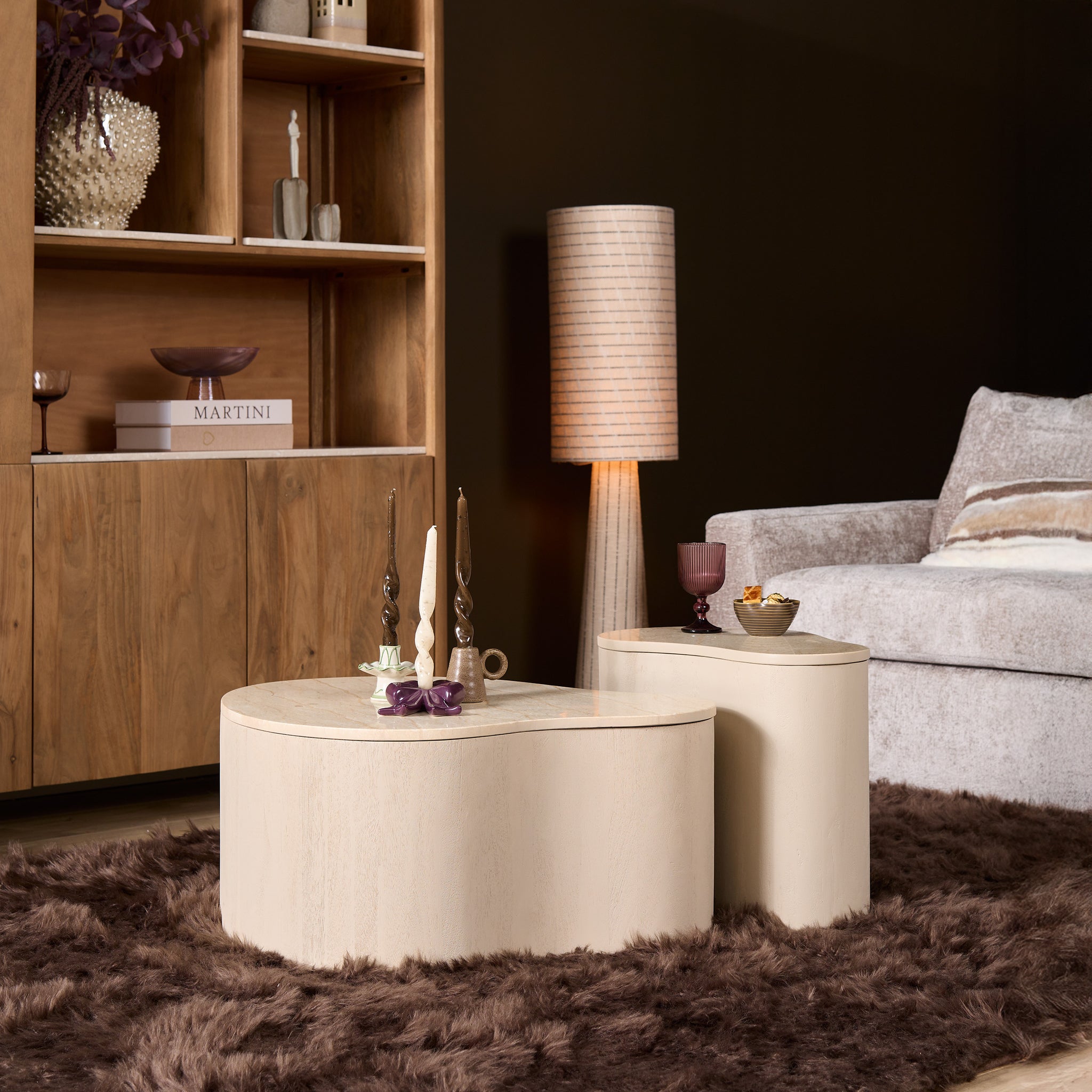 Salontafel Lovi 77cm van Starfurn naast de kleinere Lovi in een sfeervolle woonhoek