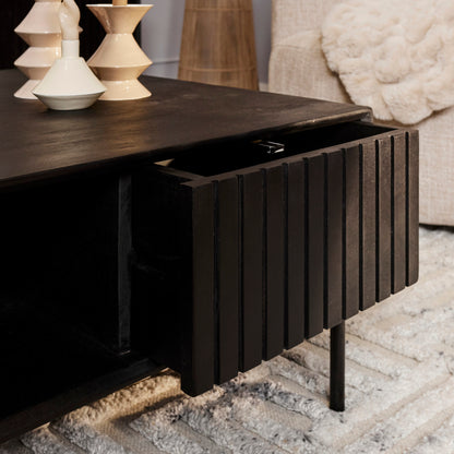 Detail van het verticale lattenpatroon op de zwart gelakte lades van de Madison salontafel