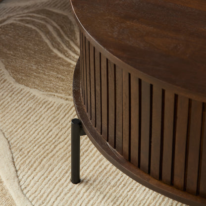 Ronde Madison salontafel gestyled met boeken en een vaas