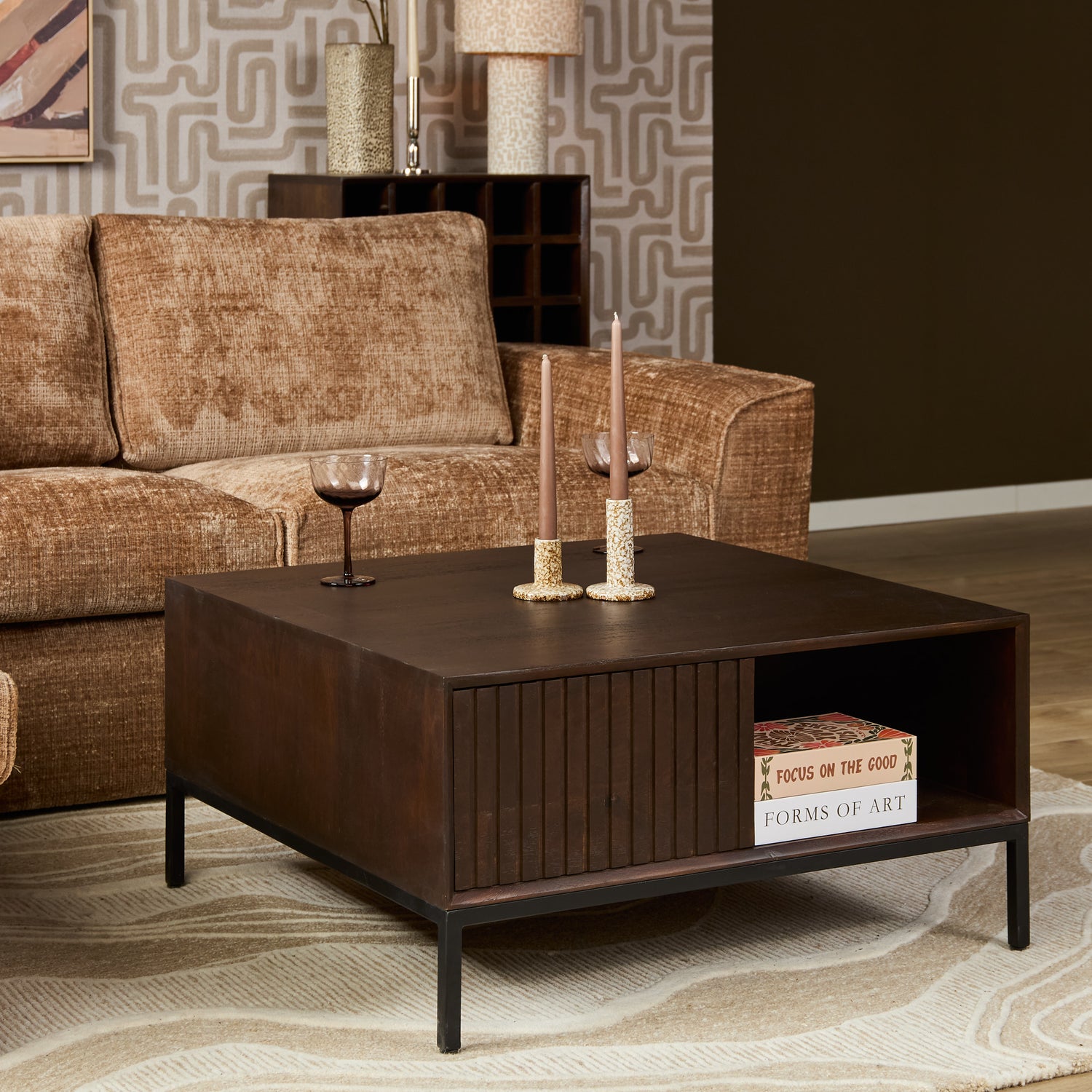 Salontafel Madison Vierkant 80cm van Starfurn gestyled met accessoires op het bruine tafelblad