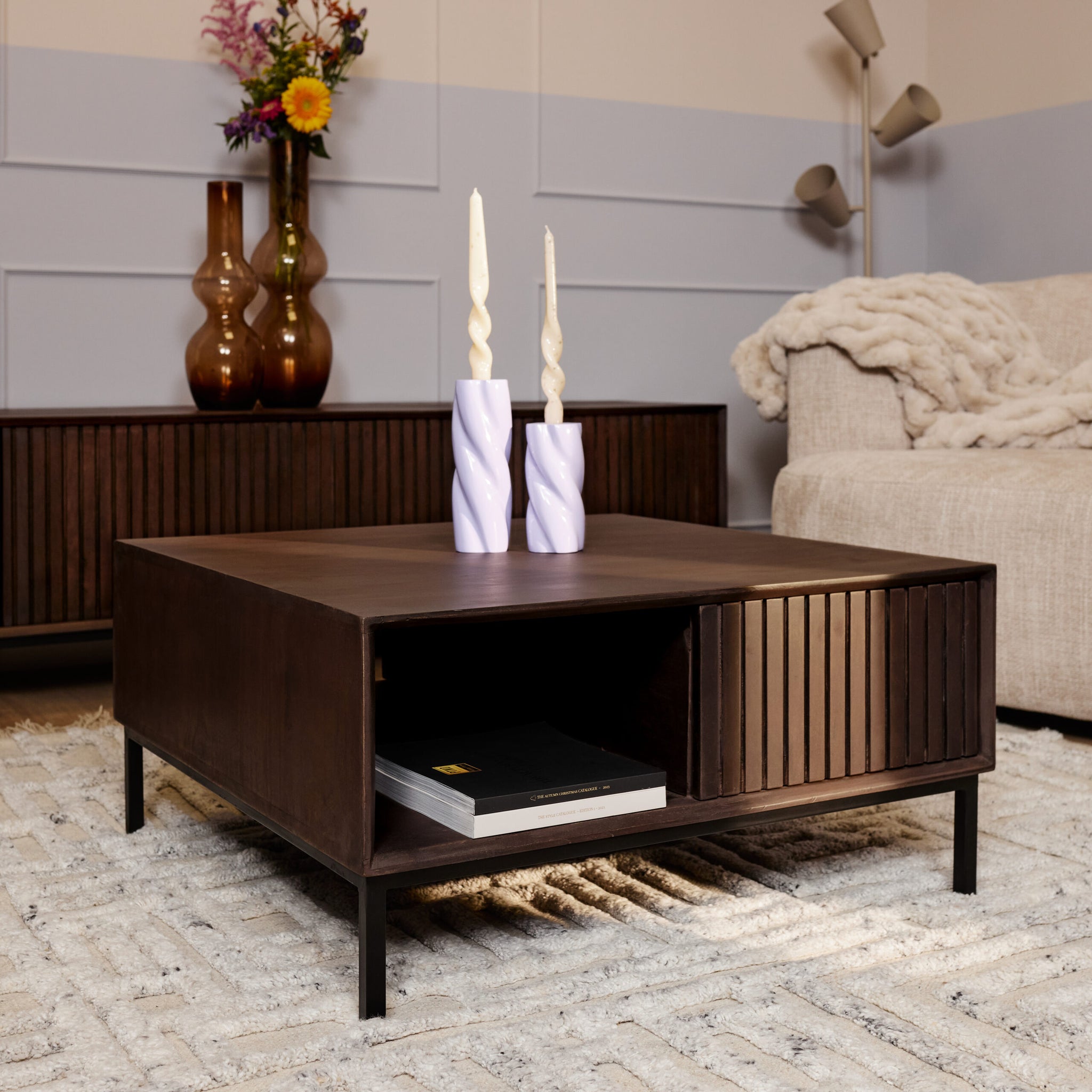 Salontafel Madison Vierkant 80cm van Starfurn van opzij met de hoogte van 40 cm in beeld