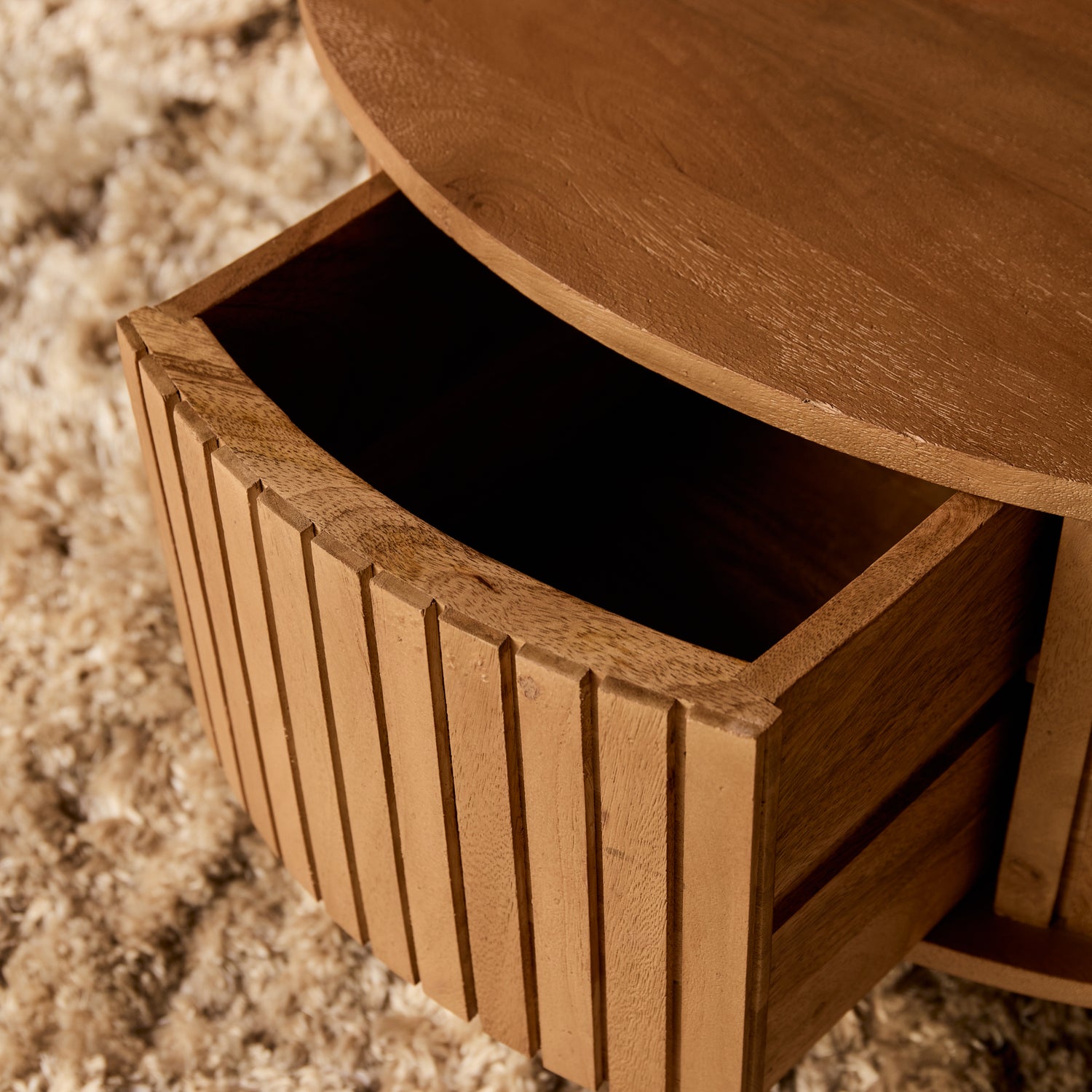 Ronde salontafel Madison 80cm van Starfurn detail van het verticale lattenpatroon op de lade