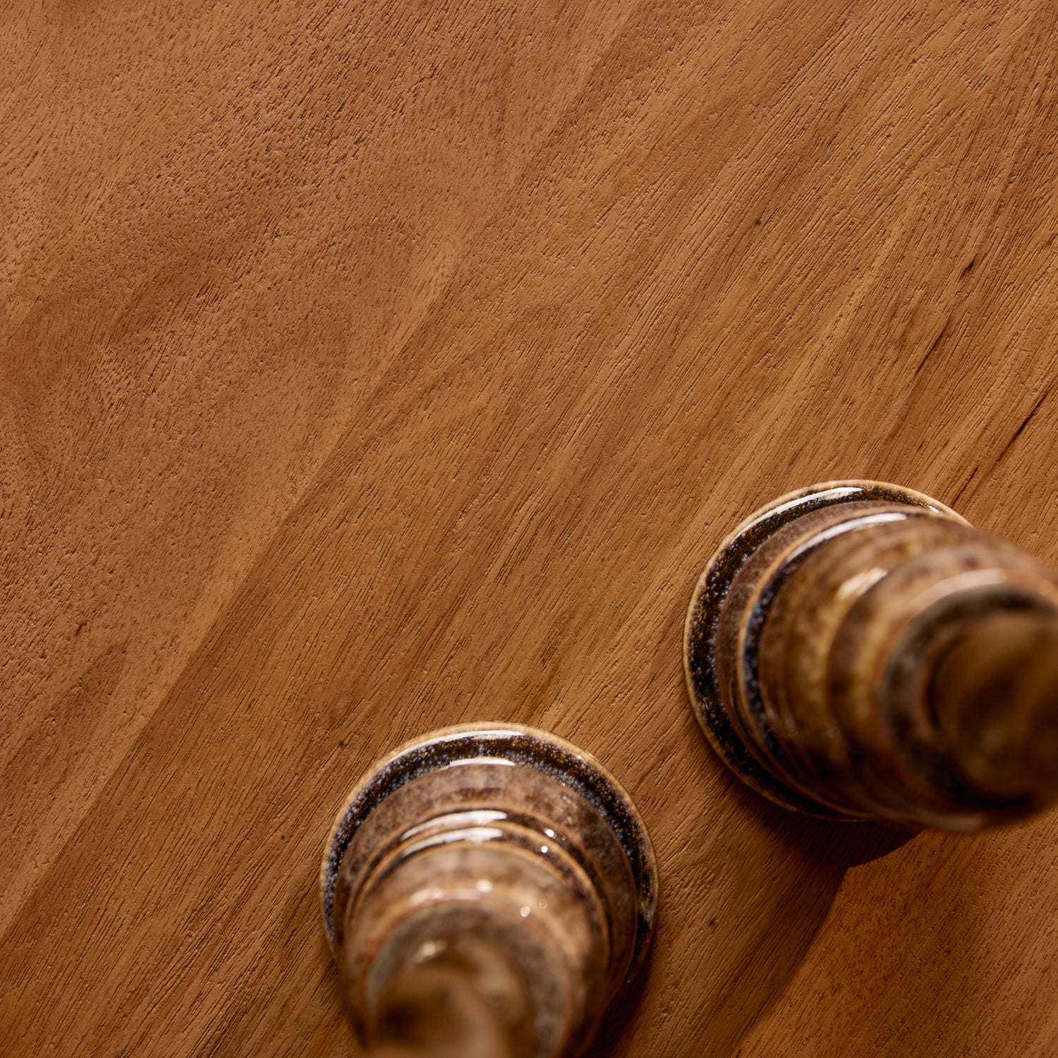 Ronde salontafel Madison 80cm van Starfurn met een geopende lade en zicht op de opbergruimte
