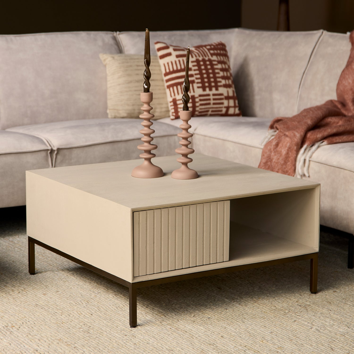Salontafel Madison Zand van Starfurn, vierkante tafel van 80 cm in gezandstraald mangohout op bronzen metalen poten