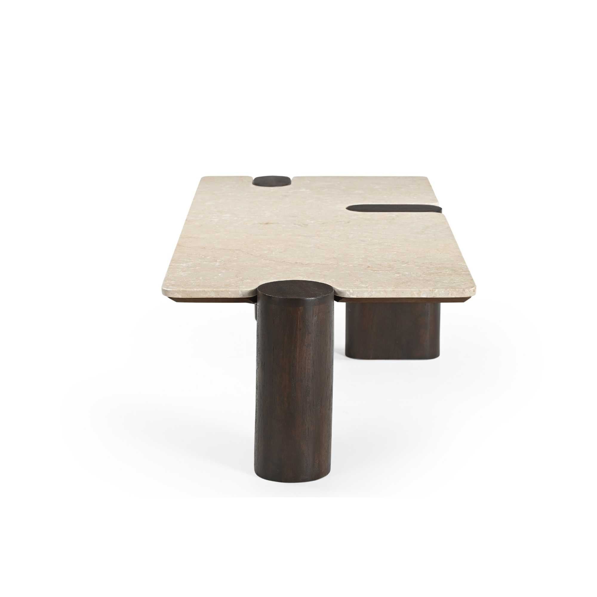 Zijaanzicht van de Salontafel Maeve van Starfurn met de brede houten poten