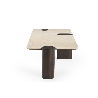 Zijaanzicht van de Salontafel Maeve van Starfurn met de brede houten poten