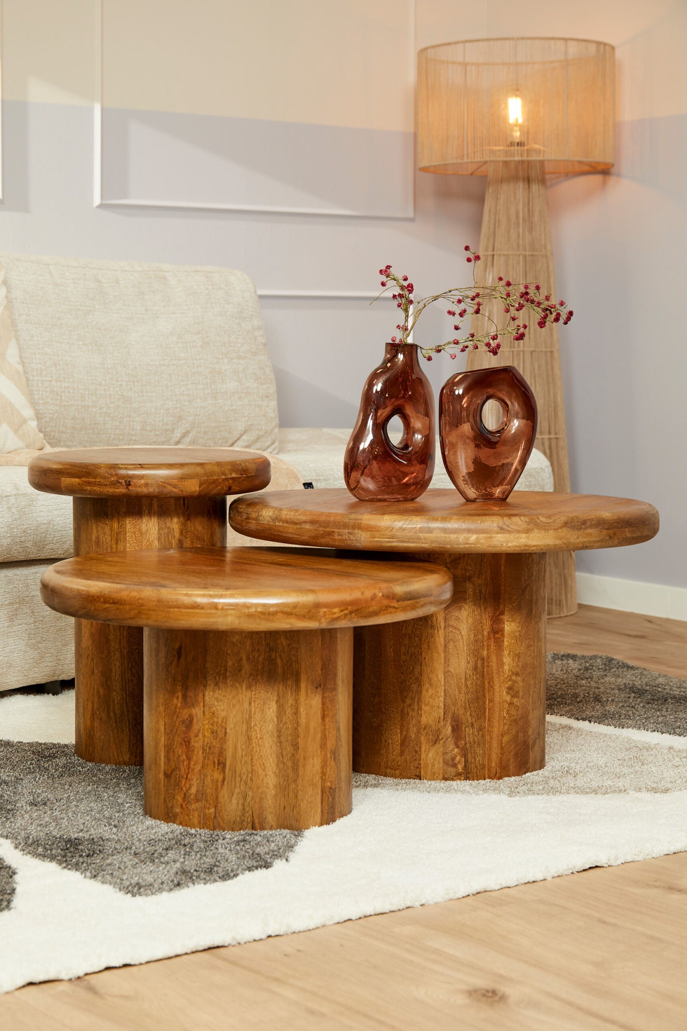 Salontafel Maya set van 3 van Starfurn in een woonkamer, gegroepeerd voor een bank