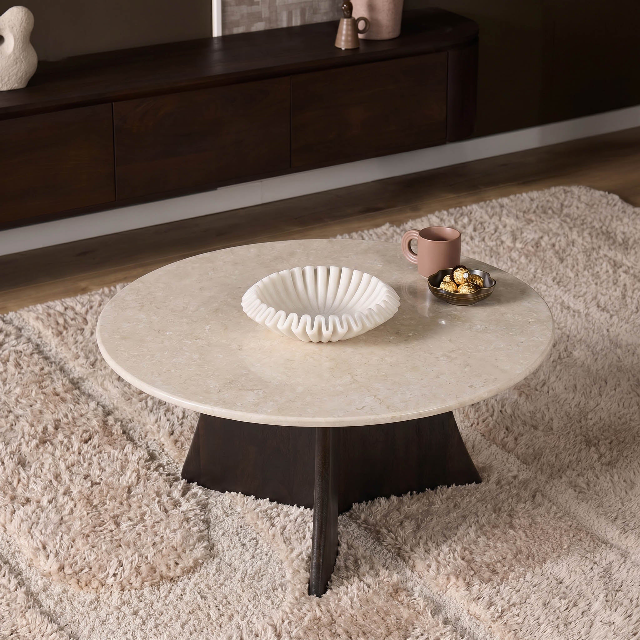 Salontafel Milo Botticino Marmer 80cm van Starfurn recht van opzij met de hoogte in beeld
