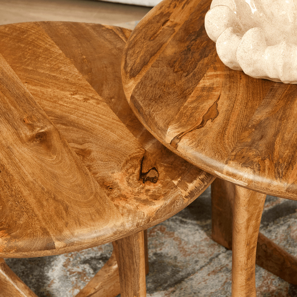 Ronde salontafel Milou Naturel van Starfurn schuin van boven met zichtbare houtnerf