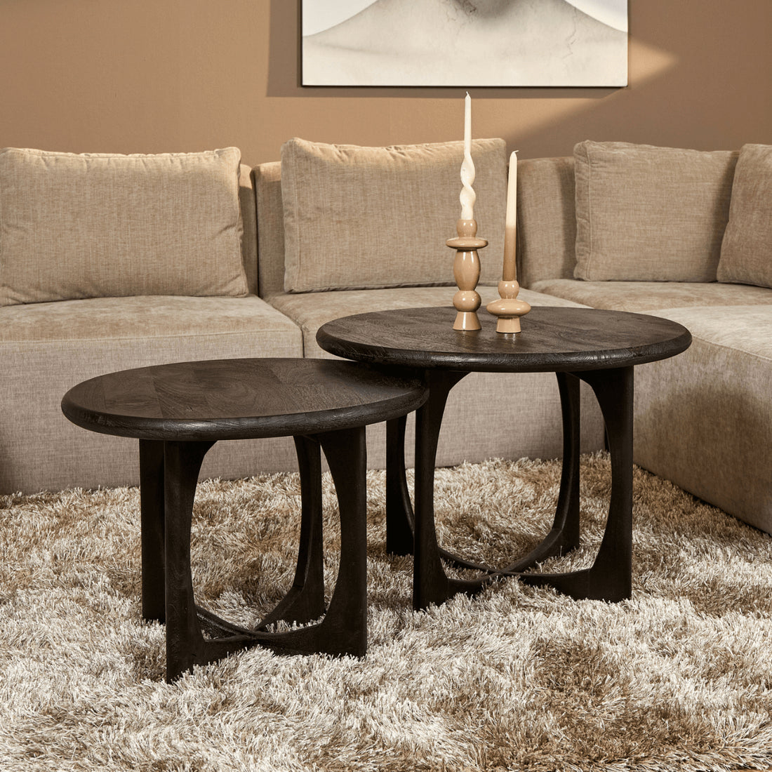 Salontafel Milou Mangohout Zwart 70cm van Starfurn met rond zwart blad, vooraanzicht