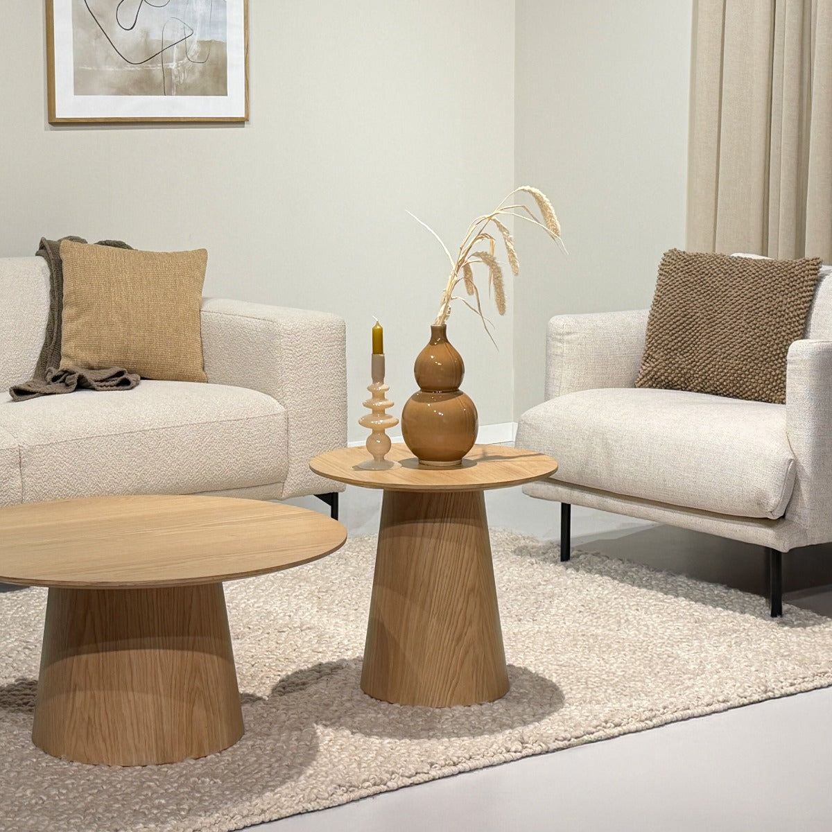 Salontafel Novero naturel Ø50cm in een woonkamer