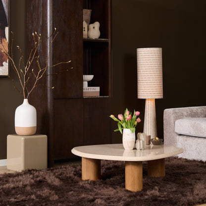 Salontafel Nuvé van Starfurn gestyled met boeken en een dienblad op het romig beige marmer