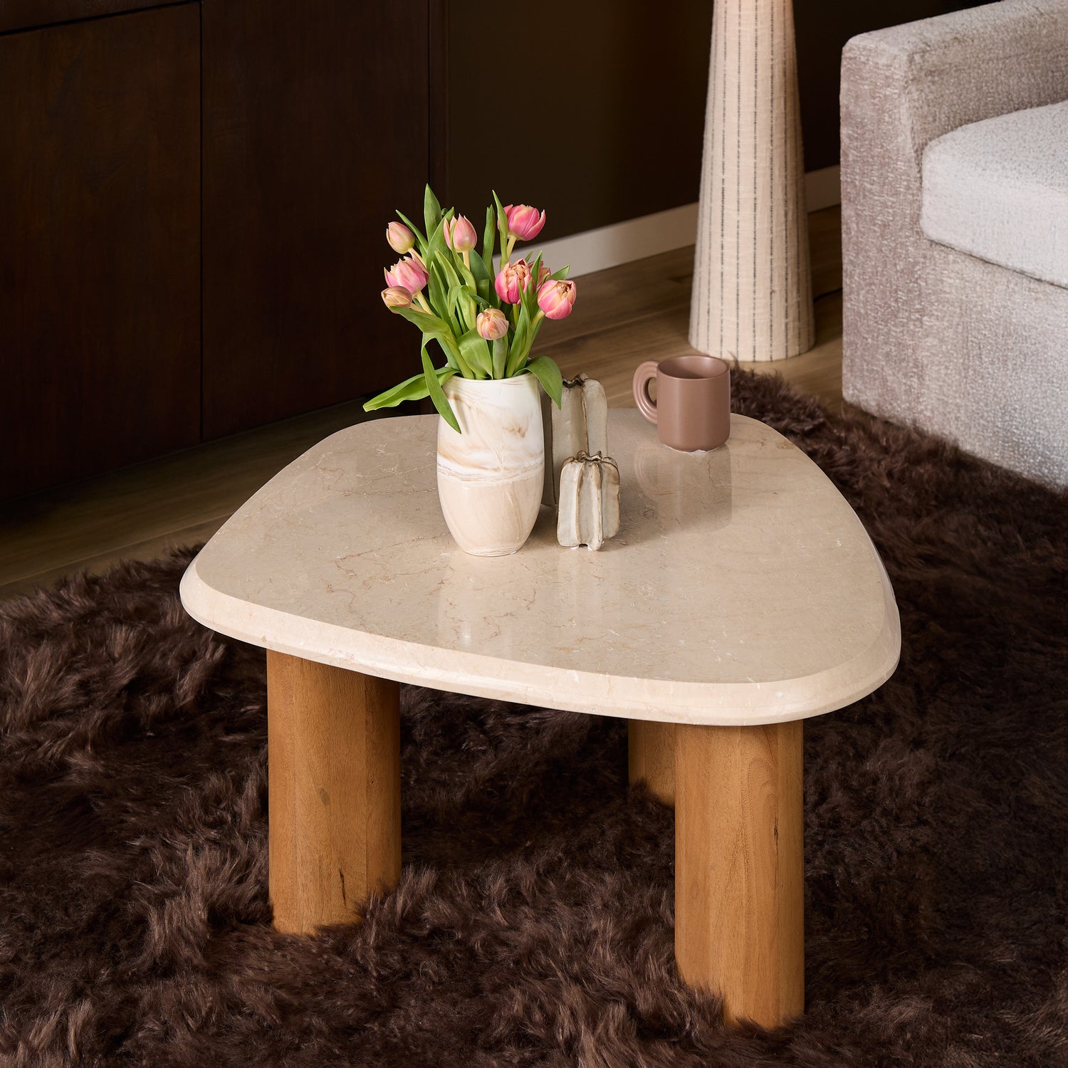 Salontafel Nuvé Naturel van Starfurn gestyled met boeken en een dienblad op het marmeren blad