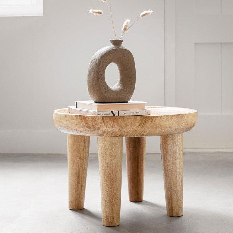 Salontafel Plato van MUST Living, rond suar houten tafelblad in naturel in een woonkamer