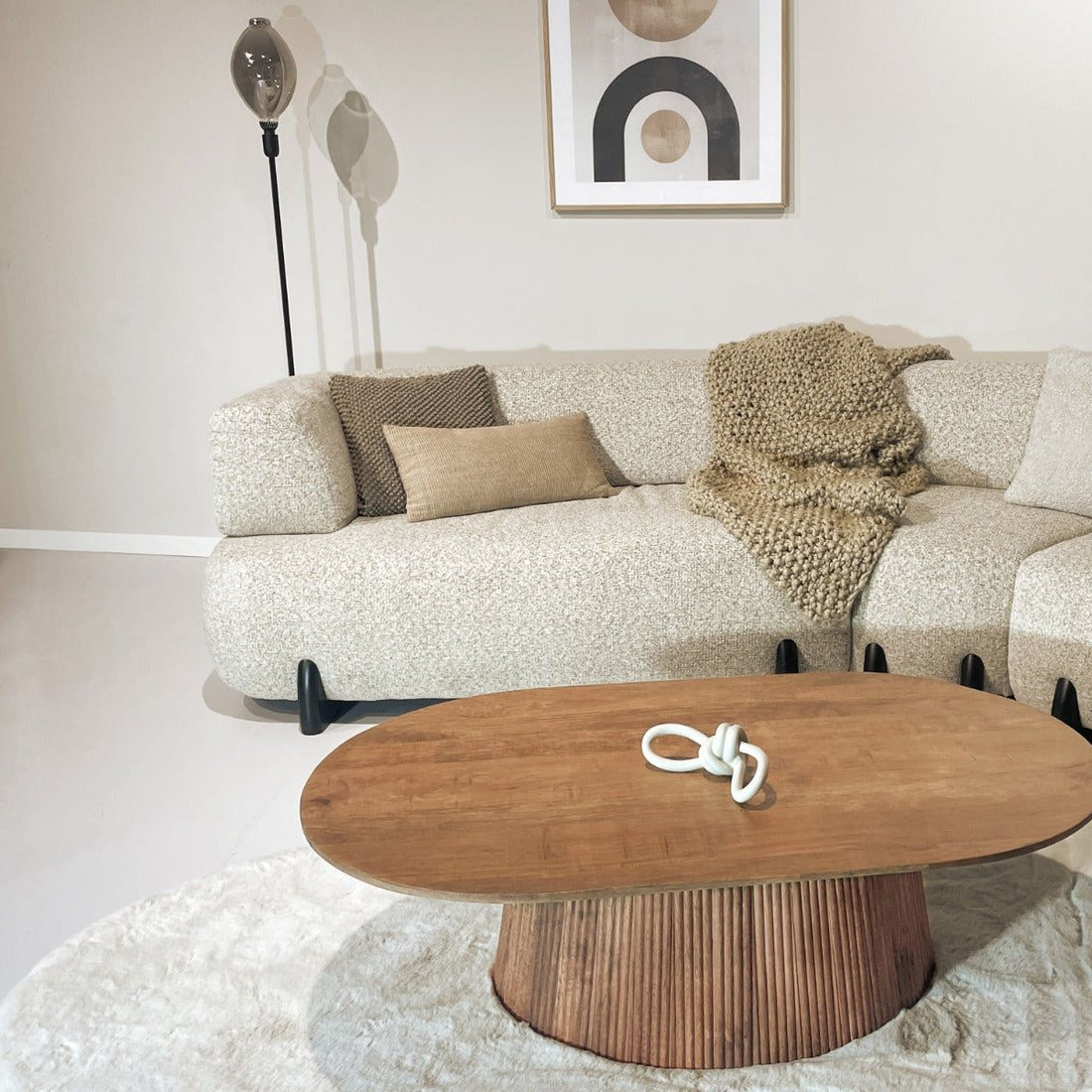 Ovale Salvator salontafel voor een crème loungebank met vloerkleed