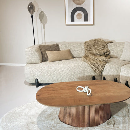 Ovale Salvator salontafel voor een crème loungebank met vloerkleed
