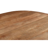 Detail van het ovale mangohouten blad van de Salvator salontafel in Pecan