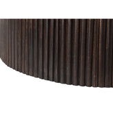 Close-up van de geribbelde middenpoot van de Salvator salontafel in Walnut