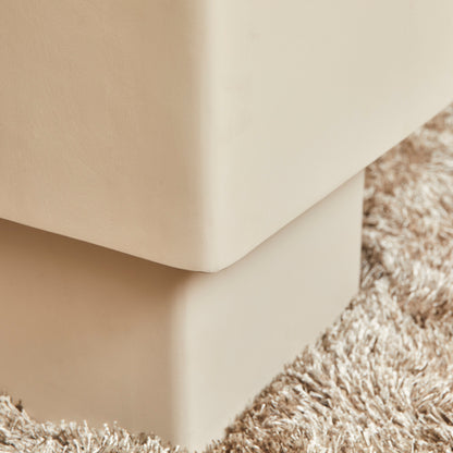 Salontafel Saya van Starfurn schuin van opzij, met zicht op de vierkante vorm en de hoogte van 51 cm