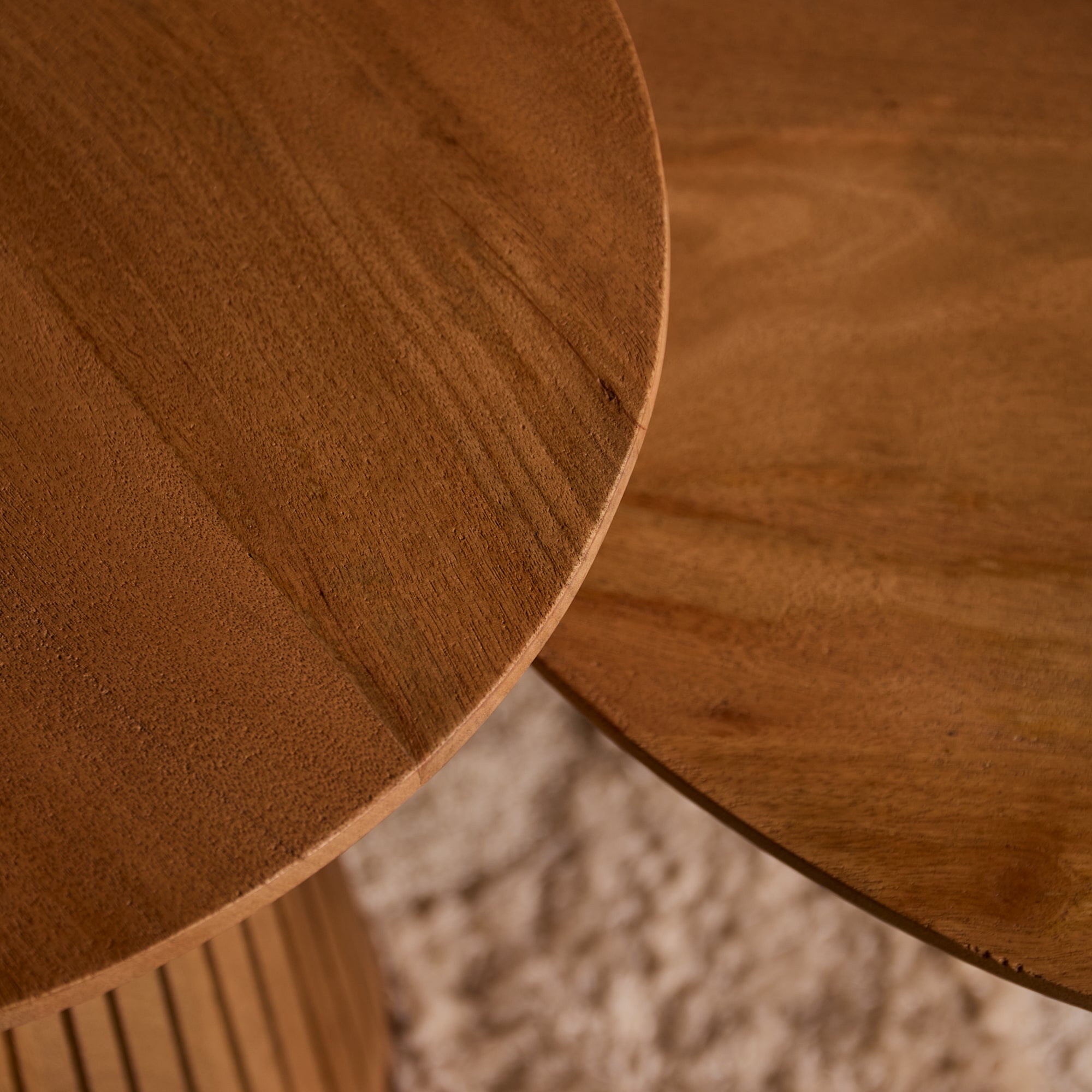 Grote ronde Solana salontafel voor een hoekbank in een lichte woonkamer