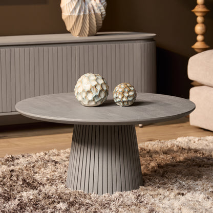 Salontafel Solana van Starfurn in taupe mangohout, rond blad van 80 cm op een robuuste middenpoot