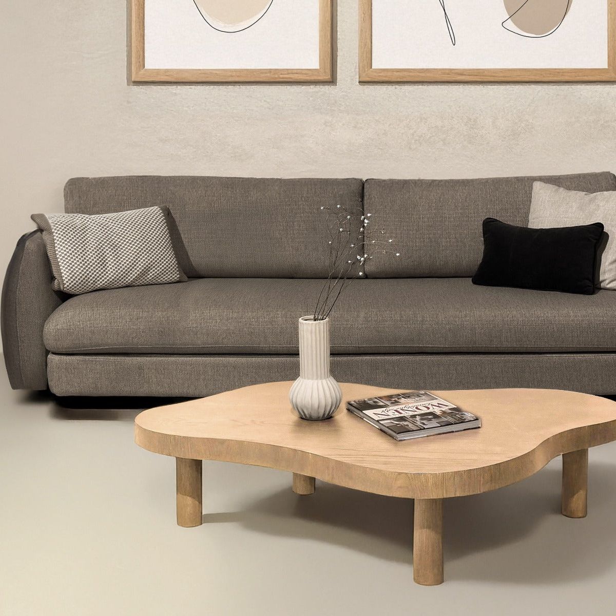 Salontafel Tobago in naturel eiken in een woonkamer met beige bank en kaars op het blad