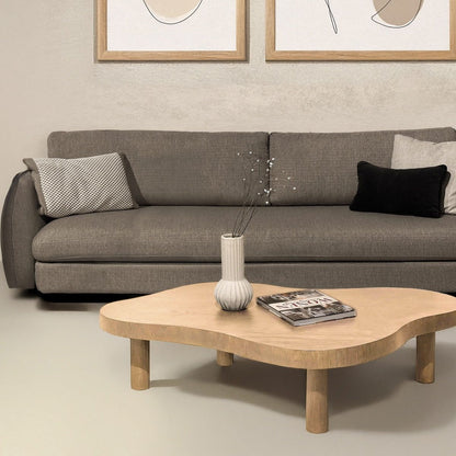 Salontafel Tobago in naturel eiken in een woonkamer met beige bank en kaars op het blad