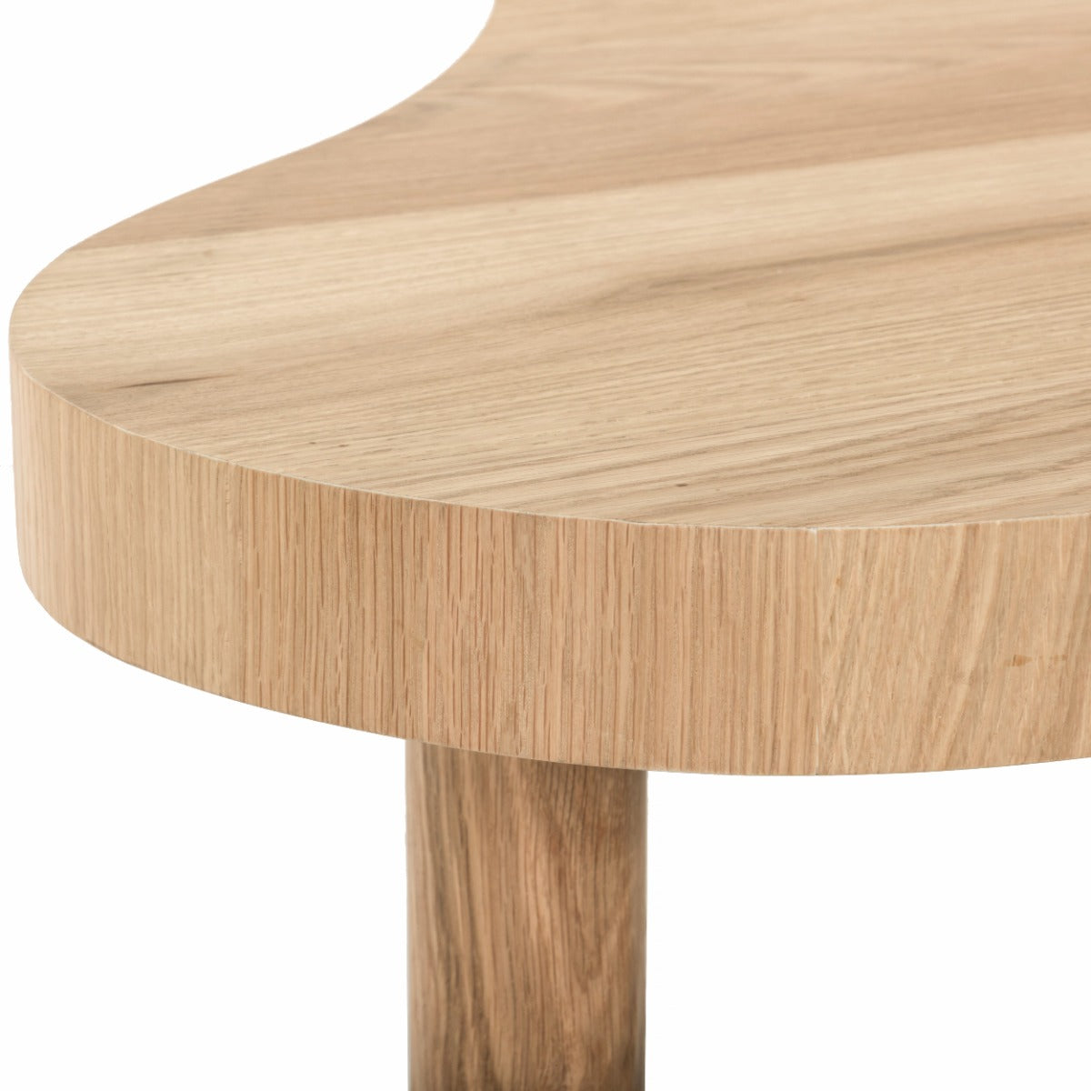 Detail van de ronde eiken poot en de afgeronde bladrand van de Tobago salontafel
