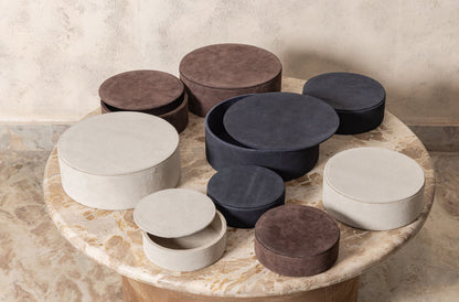Saria Set Van 3 Opbergdozen Suède Beige Rond van PTMD, tweede sfeerbeeld in een interieur