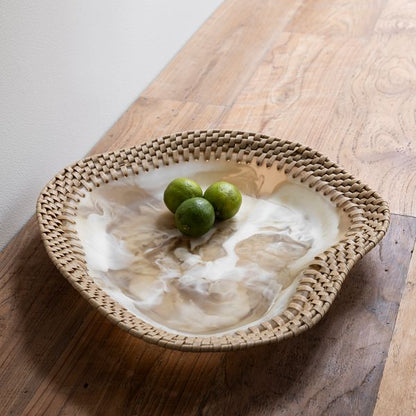Schaal Da Vinci Organic van MUST Living op een houten tafel met limoenen erin