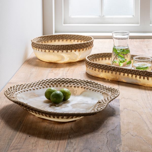 Schaal Da Vinci Organic van MUST Living op tafel naast de ovale tray en ronde schaal uit dezelfde serie