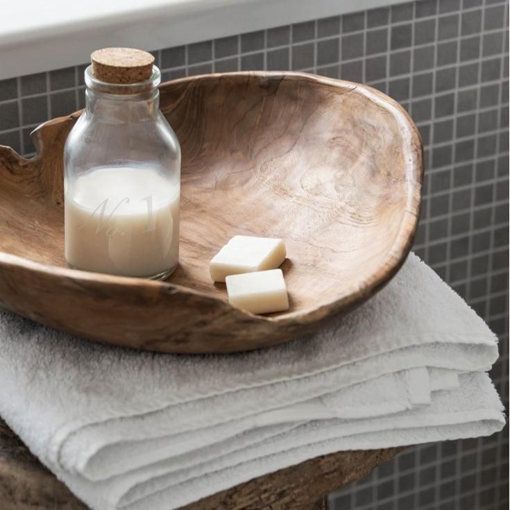 Schaal Delight van MUST Living, detail van de nerf en het warme naturel teakhout