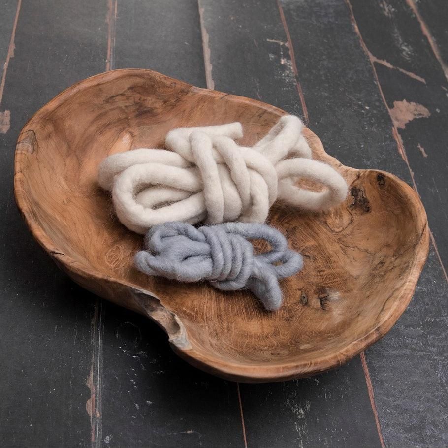 Schaal Delight van MUST Living, teakhouten schaal op tafel gestyled als fruitschaal