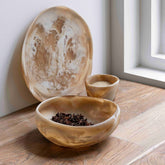 Schaal Rafael van MUST Living, sfeerbeeld met de bruin witte resin schalen en het dienblad uit de Rafael serie