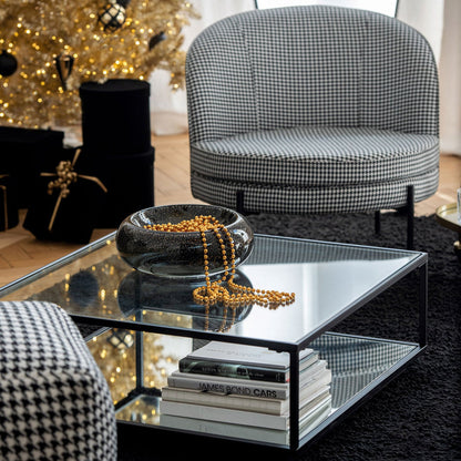 Sierschaal Carol Large van J-Line, zwarte glazen schaal met gouden kralen op een glazen salontafel