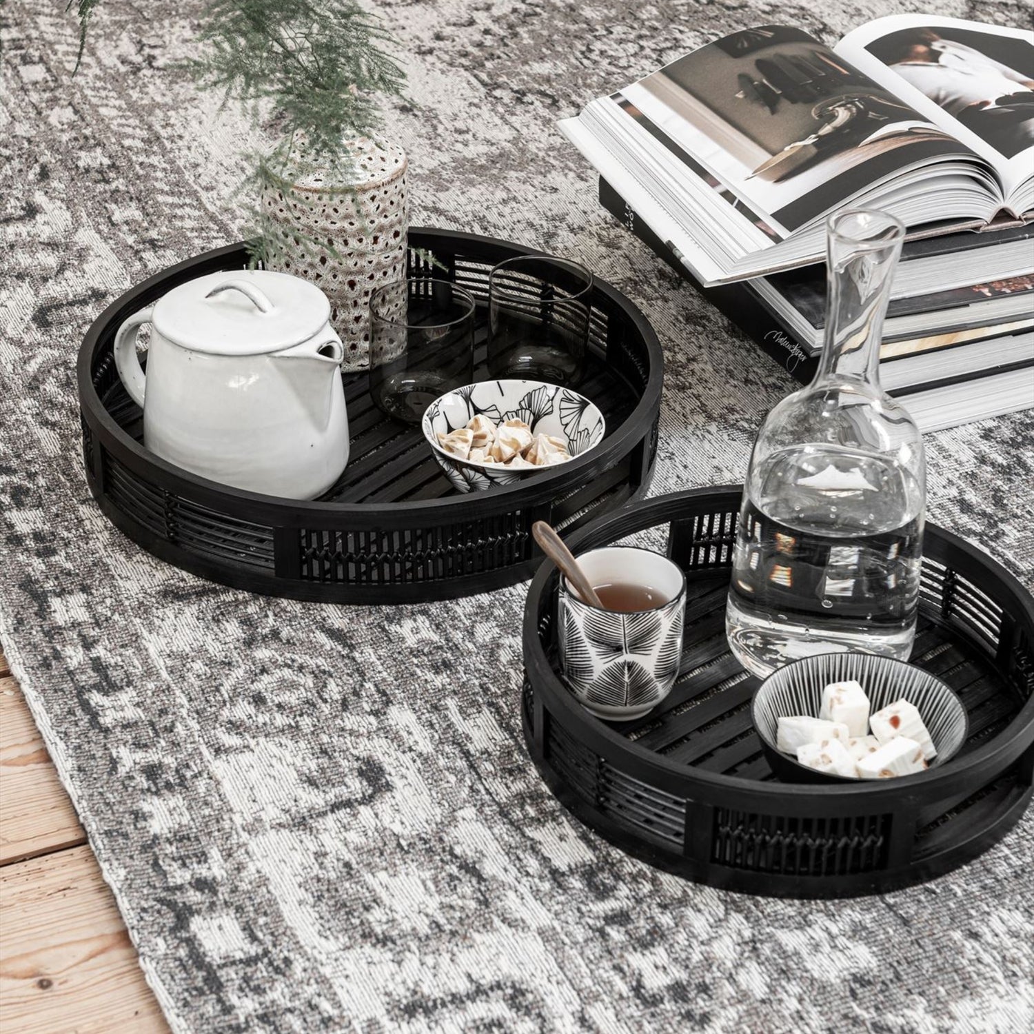 Set van 2 dienbladen Algarve van MUST Living, zwarte bladen in twee formaten naast elkaar