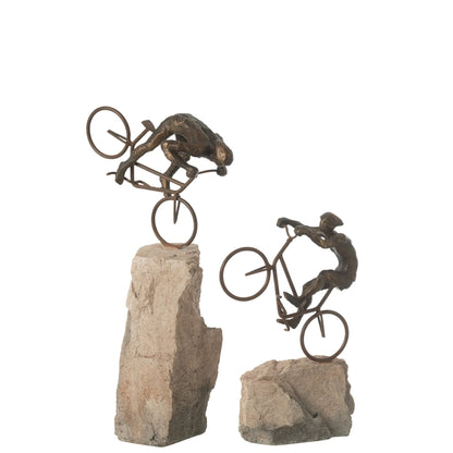 Set Van 2 Fietsers Op Rots van J-Line, twee wielrenners op een rotsvorm in beige en zwart resin