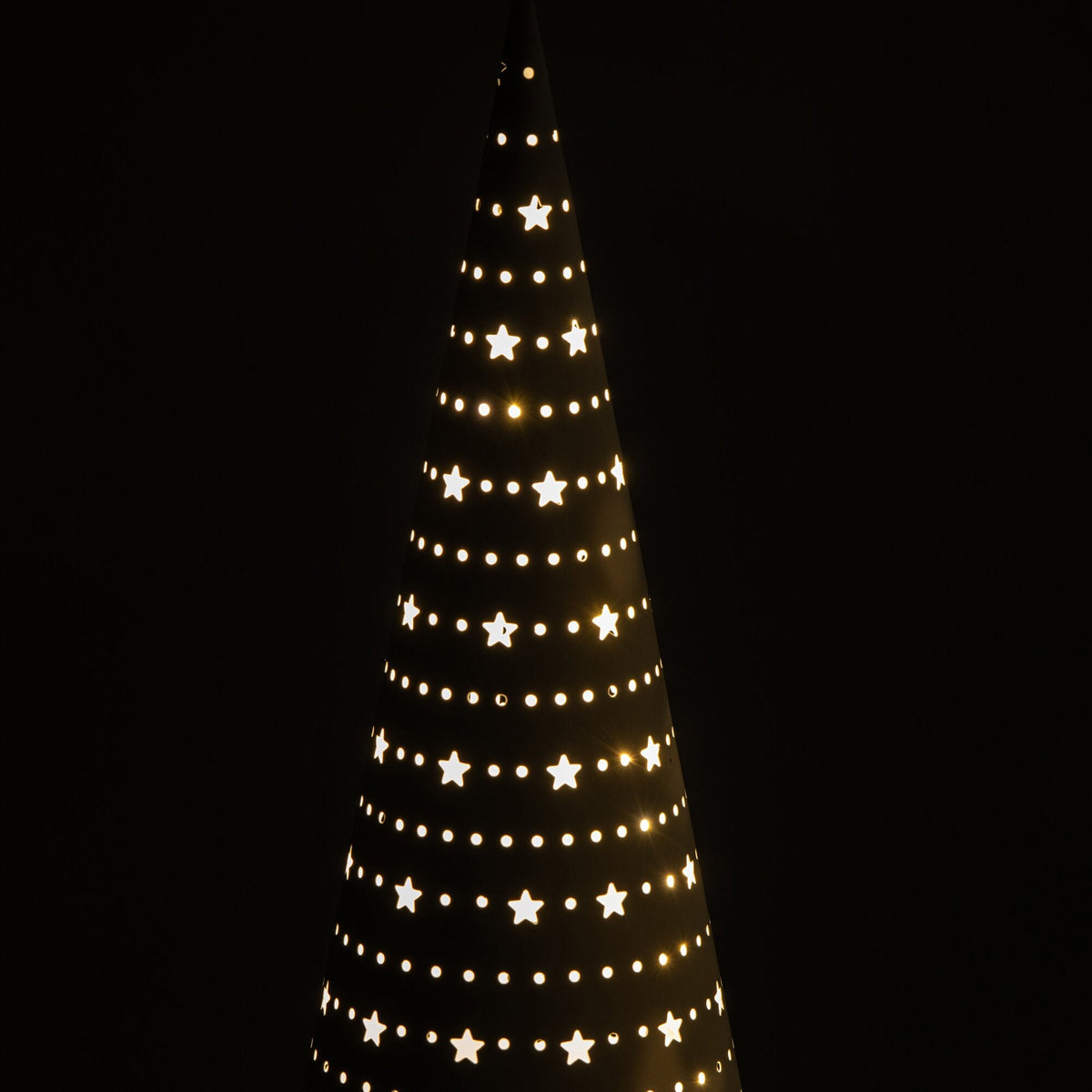 Groot wit kerstboompje van J-Line met brandende ledlampjes in het donker