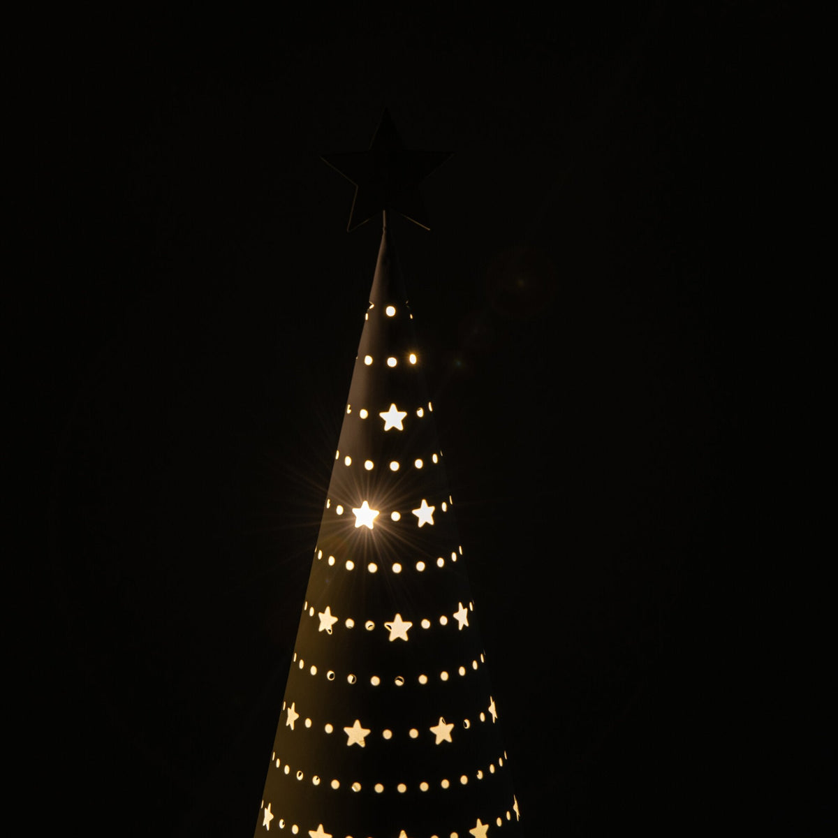 Klein wit kerstboompje van J-Line met brandende ledlampjes in een donkere kamer