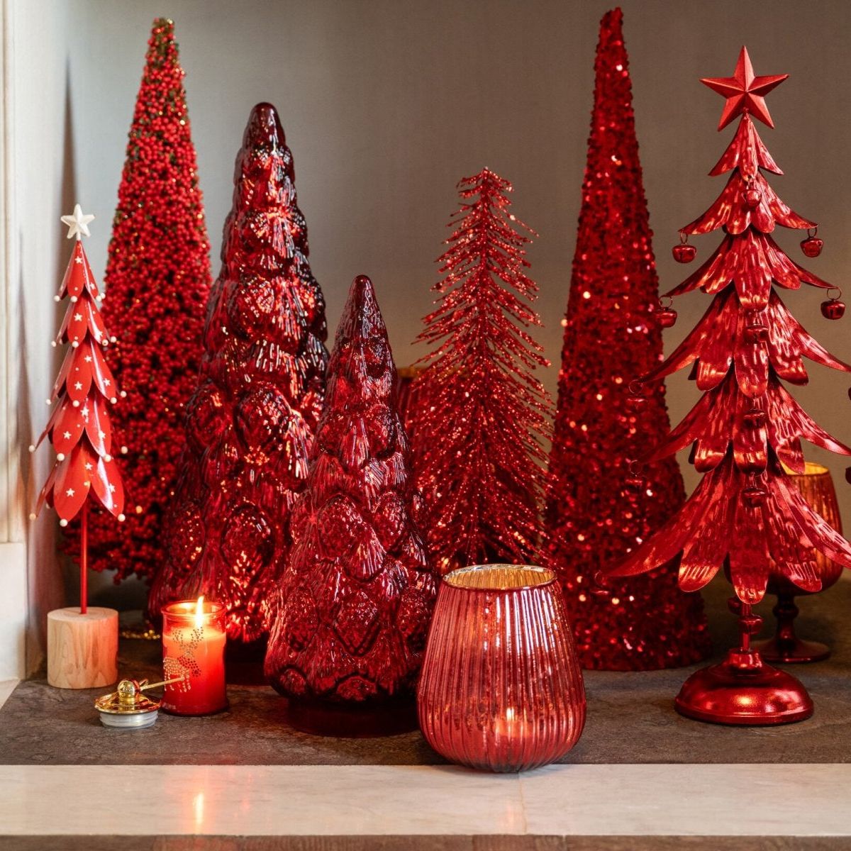 Rood metalen kerstboompje van J-Line gestyled tussen kerstdecoratie op tafel