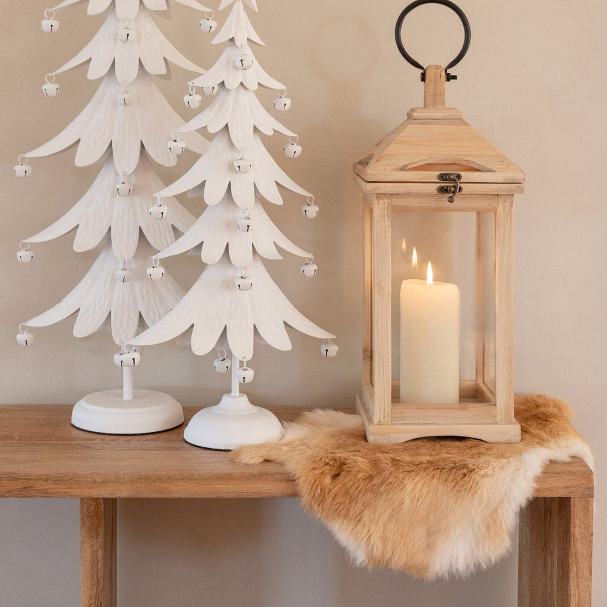 Witte metalen kerstboom van J-Line gestyled in een feestelijk ingericht interieur