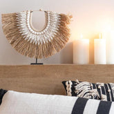 Ketting Op Staander Dora van J-Line op een houten dressoir met brandende stompkaarsen ernaast