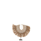 Ketting Op Staander Dora Small van J-Line, kleinere zeegraswaaier met witte schelpjes, hoogte 36cm