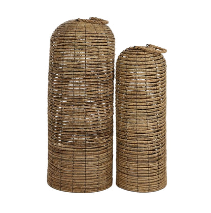 Set Van 2 Lantaarns Kela Bananenblad Naturel van Pomax, twee hoge geweven lantaarns van bananenblad in naturel naast elkaar