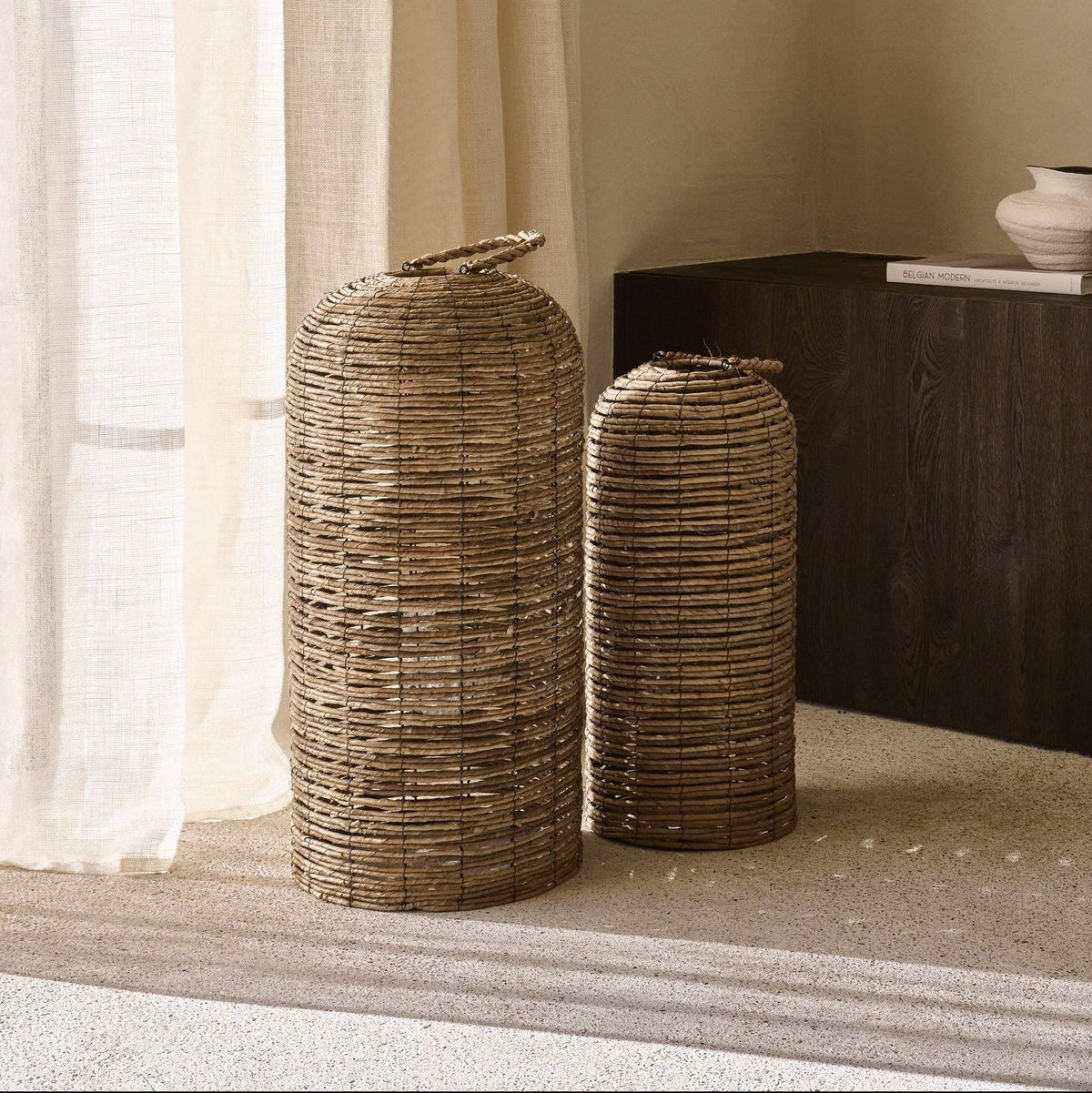 Set Van 2 Lantaarns Kela Bananenblad Naturel van Pomax, sfeerbeeld met de twee lantaarns in een licht interieur bij het raam