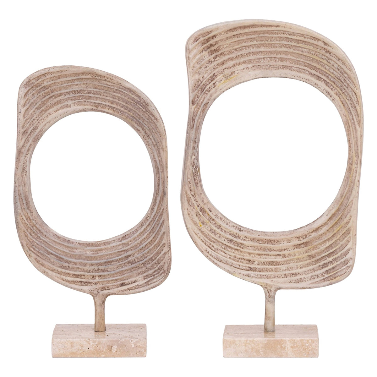 Set Van 2 Monah Beelden Beige Travertijn van PTMD, beide beelden naast elkaar op witte achtergrond