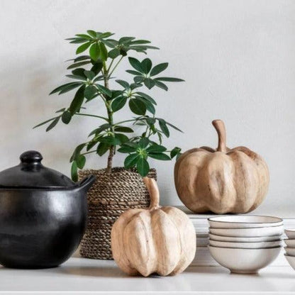 Twee houten pompoenen van MUST Living naast elkaar, grillige nerf van teakhout wortel zichtbaar