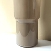 Set Van 2 Ranzel Glazen Vazen Rond van PTMD, de taupe glazen vaas gestyled met bloemen in het interieur