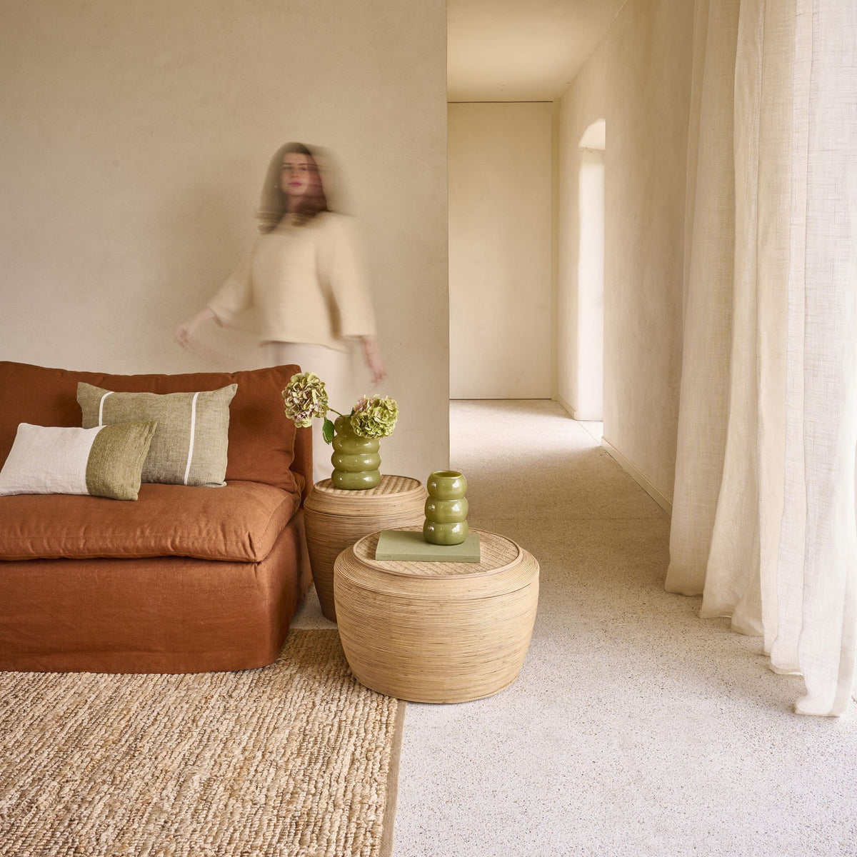 Set Van 2 Salontafels Tambou Rotan Naturel van Pomax, gestyled met decoratie in een warm interieur